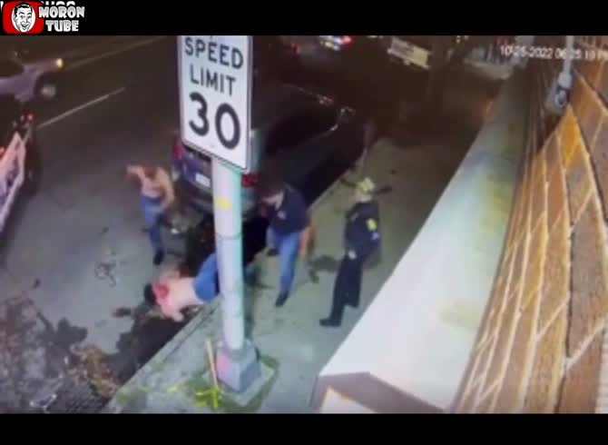 Video :Without intervening, a female police officer observes a guy being assaulted